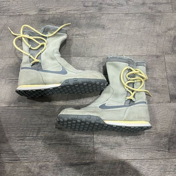 Nike Boots | 7 womens or 5.5 Youth - Picture 2 of 4